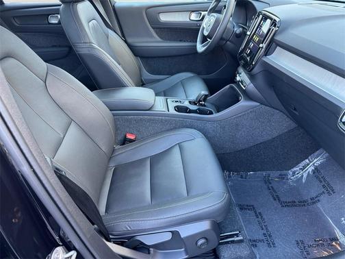 2025 Volvo XC40 B5 Core Bright Theme