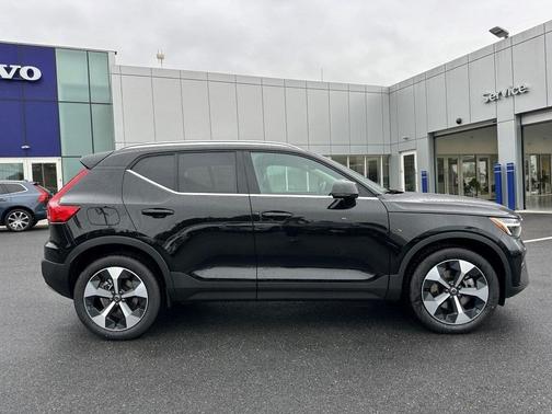 2025 Volvo XC40 B5 Core Bright Theme