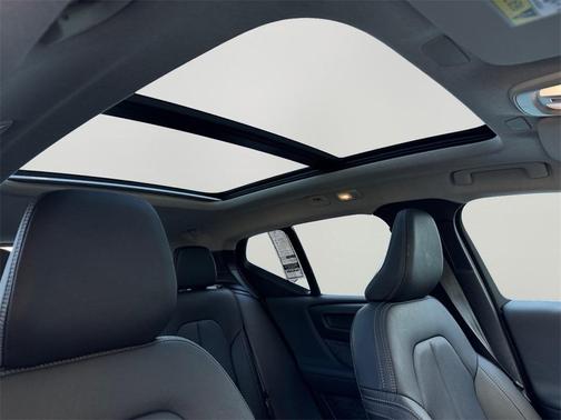 2025 Volvo XC40 B5 Core Bright Theme