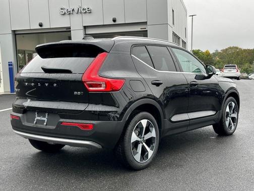 2025 Volvo XC40 B5 Core Bright Theme