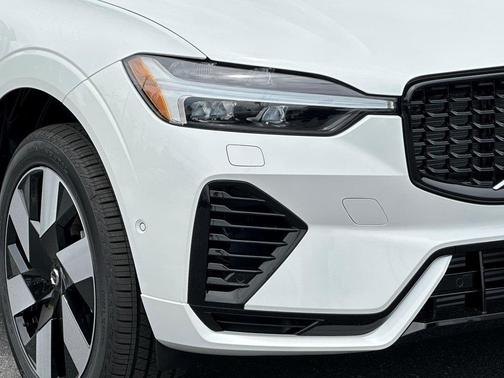 2025 Volvo XC60 Plug-In Hybrid T8 Plus