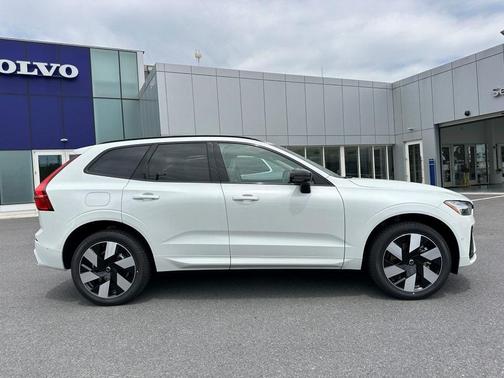 2025 Volvo XC60 Plug-In Hybrid T8 Plus
