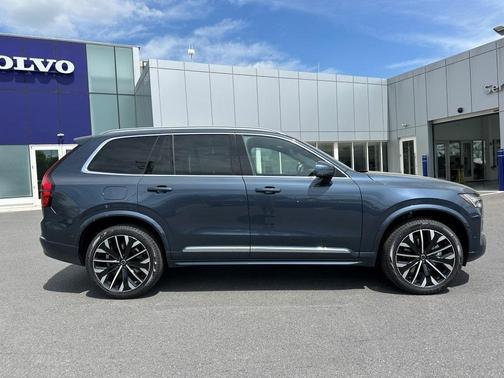 2025 Volvo XC90 B5 Plus 7-Seater