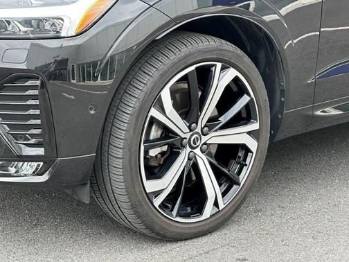 2022 Volvo XC60 B6 R-Design
