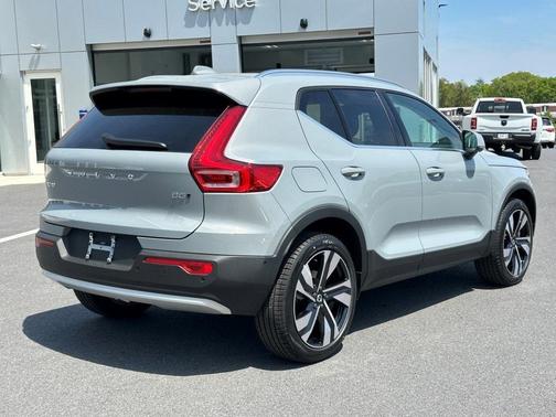 2025 Volvo XC40 B5 Ultra Bright Theme