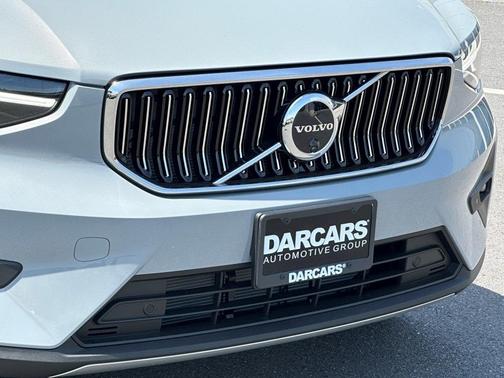 2025 Volvo XC40 B5 Ultra Bright Theme