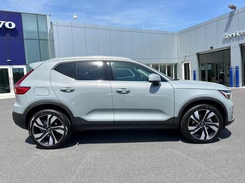 2025 Volvo XC40 B5 Ultra Bright Theme