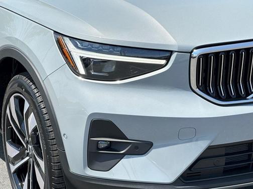 2025 Volvo XC40 B5 Ultra Bright Theme