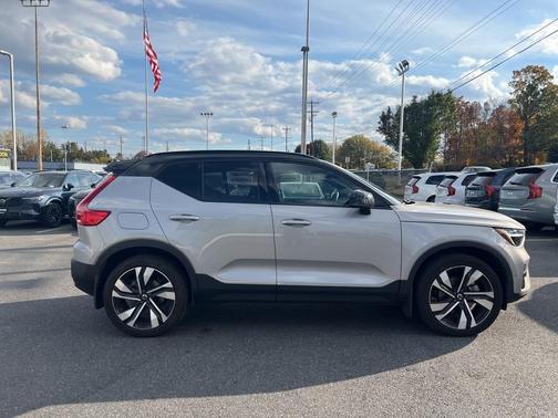 2023 Volvo XC40 B5 Ultimate Dark Theme