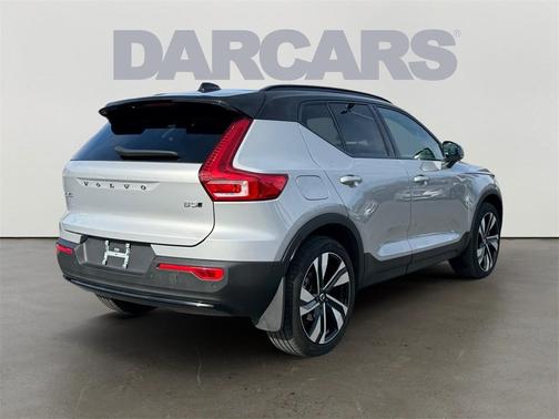 2023 Volvo XC40 B5 Ultimate Dark Theme
