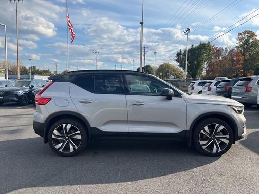 2023 Volvo XC40 B5 Ultimate Dark Theme