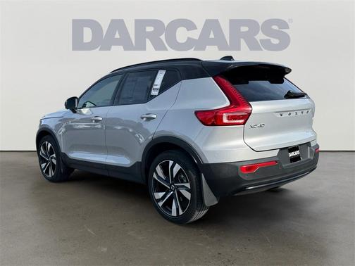 2023 Volvo XC40 B5 Ultimate Dark Theme