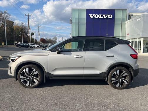 2023 Volvo XC40 B5 Ultimate Dark Theme