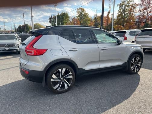 2023 Volvo XC40 B5 Ultimate Dark Theme