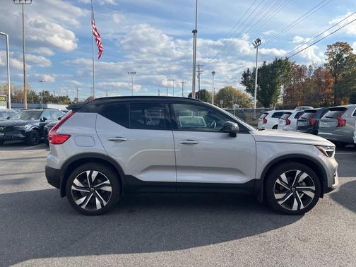 2023 Volvo XC40 B5 Ultimate Dark Theme