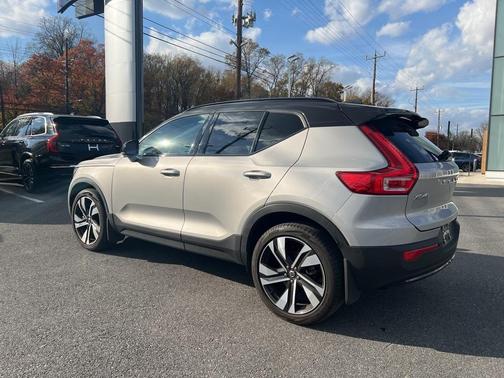 2023 Volvo XC40 B5 Ultimate Dark Theme