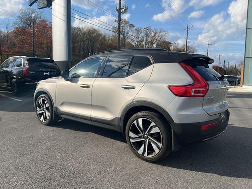 2023 Volvo XC40 B5 Ultimate Dark Theme