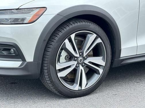 2024 Volvo V60 Cross Country B5 Plus