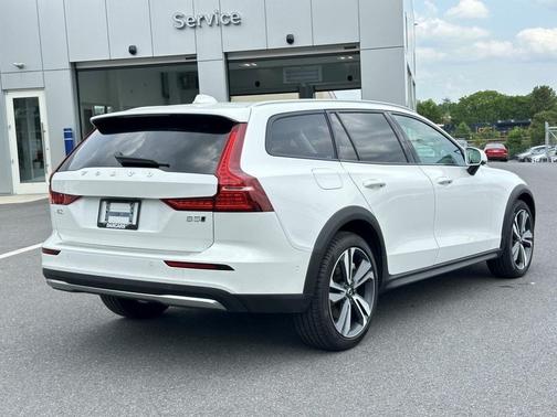 2024 Volvo V60 Cross Country B5 Plus