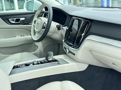 2024 Volvo V60 Cross Country B5 Plus