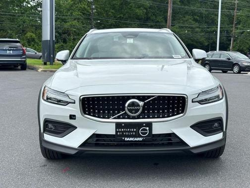 2024 Volvo V60 Cross Country B5 Plus