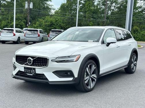 2024 Volvo V60 Cross Country B5 Plus