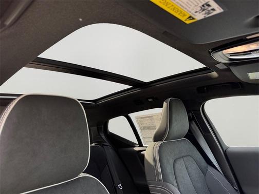 2026 Volvo XC40 B5 Ultra Black Edition