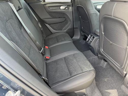 2026 Volvo XC40 B5 Ultra Black Edition