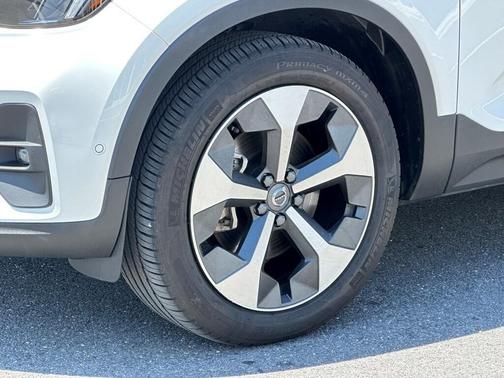 2025 Volvo XC40 B5 Plus Bright Theme