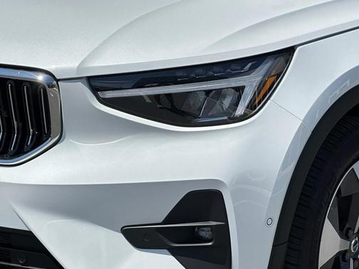 2025 Volvo XC40 B5 Plus Bright Theme
