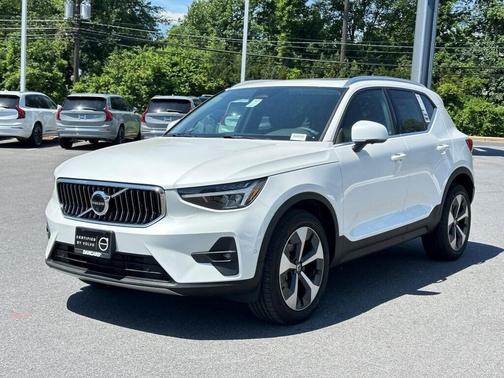 2025 Volvo XC40 B5 Plus Bright Theme