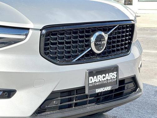 2025 Volvo XC40 B5 Ultra Dark Theme