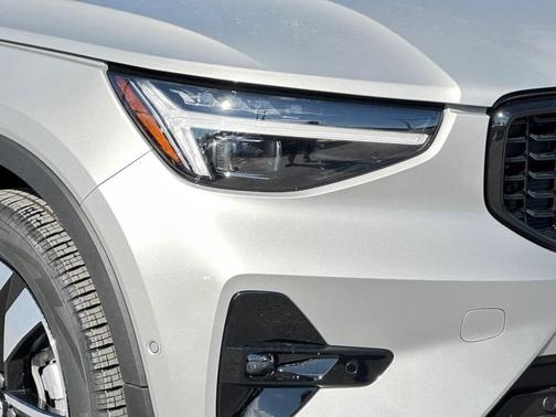 2025 Volvo XC40 B5 Ultra Dark Theme