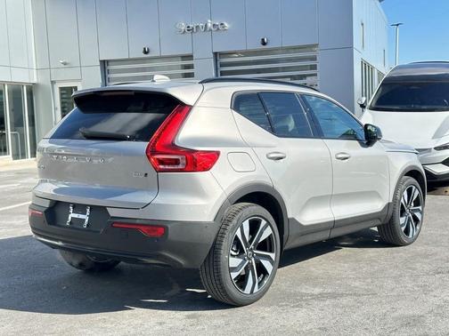 2025 Volvo XC40 B5 Ultra Dark Theme
