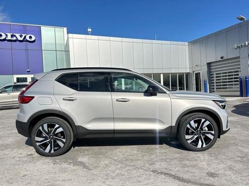 2025 Volvo XC40 B5 Ultra Dark Theme