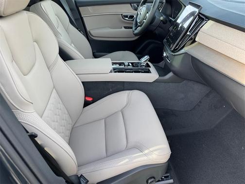 2026 Volvo XC90 B6 Plus 6-Seater