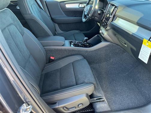 2026 Volvo XC40 B5 Ultra Black Edition