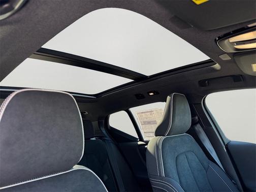 2026 Volvo XC40 B5 Ultra Black Edition