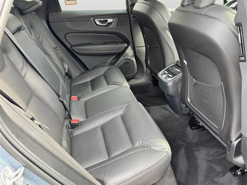 2023 Volvo XC60 B5 Ultimate Bright Theme