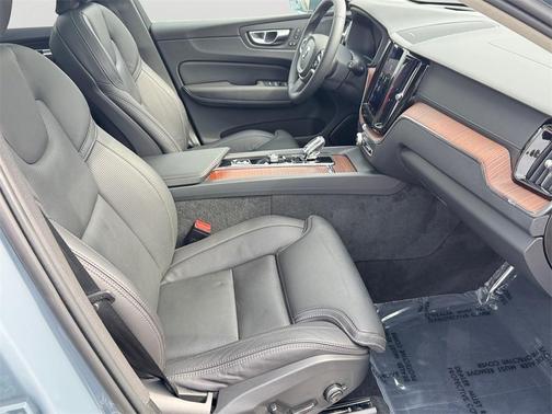 2023 Volvo XC60 B5 Ultimate Bright Theme