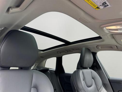 2023 Volvo XC60 B5 Ultimate Bright Theme