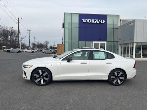 2024 Volvo S60 Recharge Plug-In Hybrid T8 Plus Dark Theme