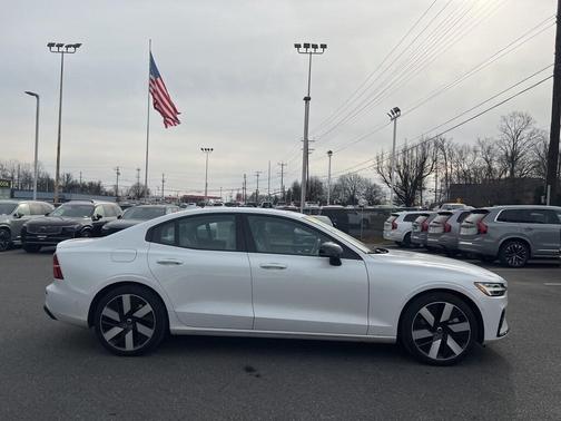 2024 Volvo S60 Recharge Plug-In Hybrid T8 Plus Dark Theme