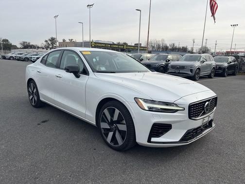 2024 Volvo S60 Recharge Plug-In Hybrid T8 Plus Dark Theme