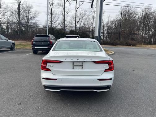 2024 Volvo S60 Recharge Plug-In Hybrid T8 Plus Dark Theme