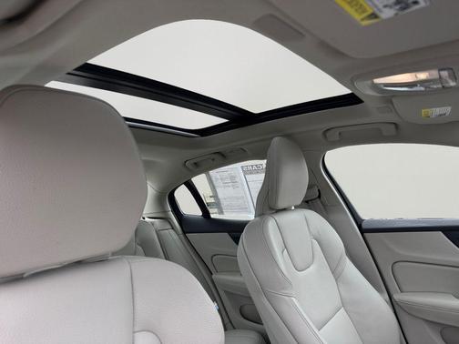 2024 Volvo S60 Recharge Plug-In Hybrid T8 Plus Dark Theme