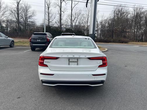 2024 Volvo S60 Recharge Plug-In Hybrid T8 Plus Dark Theme