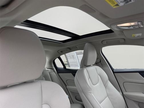 2024 Volvo S60 Recharge Plug-In Hybrid T8 Plus Dark Theme