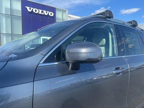 2017 Volvo XC90 T6 Momentum