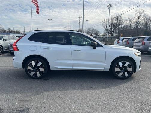 2025 Volvo XC60 Plug-In Hybrid T8 Plus